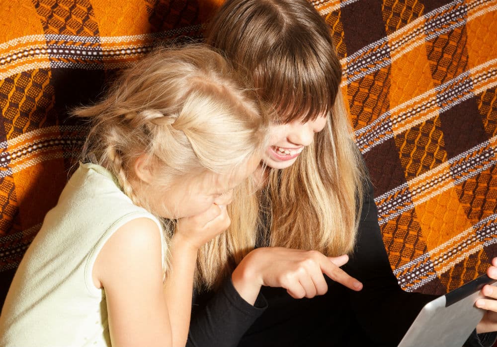 5 consejos para estar al tanto de lo que consumen tus hijos en los medios