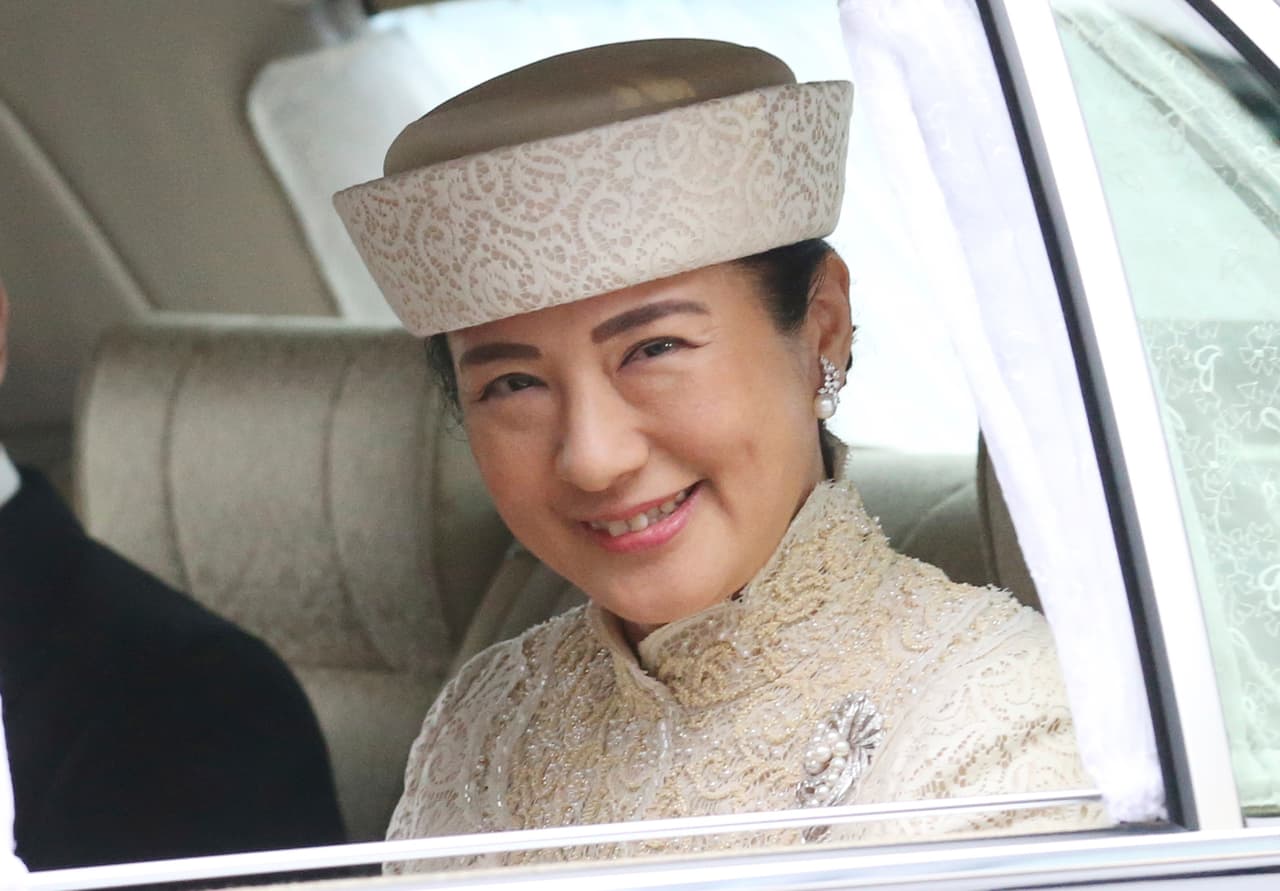 La princesa Masako es a partir de este miércoles la nueva emperatriz de Japón y, aunque sonríe, no parece que la alegría la inunde. La hasta ahora conocida como '
<a href="https://elpais.com/elpais/2013/03/22/gente/1363972957_227355.html" target="_blank">la princesa deprimida</a>’ emitió un comunicado ante la inminente subida de su esposo al Trono del Crisantemo explicando su estado de ánimo.