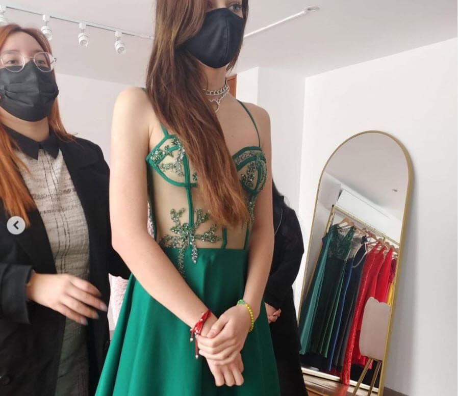 Ni Klitbo ni su hija han dado a conocer cuál fue el vestido elegido para la ocasión. 
<br>