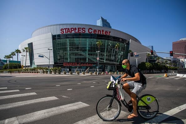 Caminando y en bicicletas es uso de mascarillas en exteriores es obligatorio.
