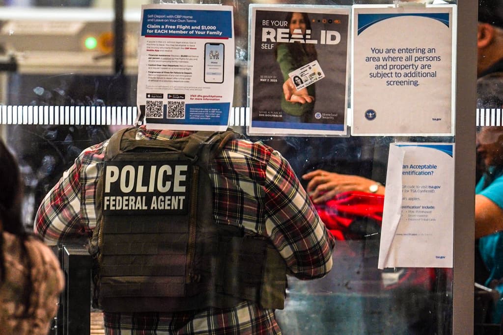 En horas de la tarde del lunes, agentes federales revisaban las identificaciones de los distintos pasajeros en el JFK, en Nueva York.