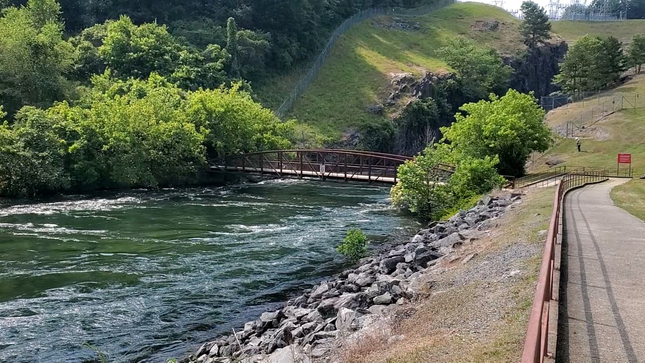 Con suerte, incluso podrías presenciar una descarga de la presa Buford la cual estará anunciada por una sirena ruidosa.