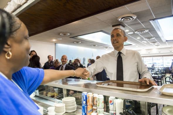 En una rápida visita del presidente a Chicago este aprovechó su tiempo al máximo desayunando en Valois su restaurante favorito en Hyde Park con el gobernador de IL Pat Quinn