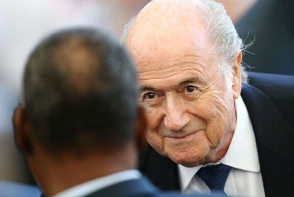 El presidente de la FIFA, Joseph Blatter, listo para mirar el partido.