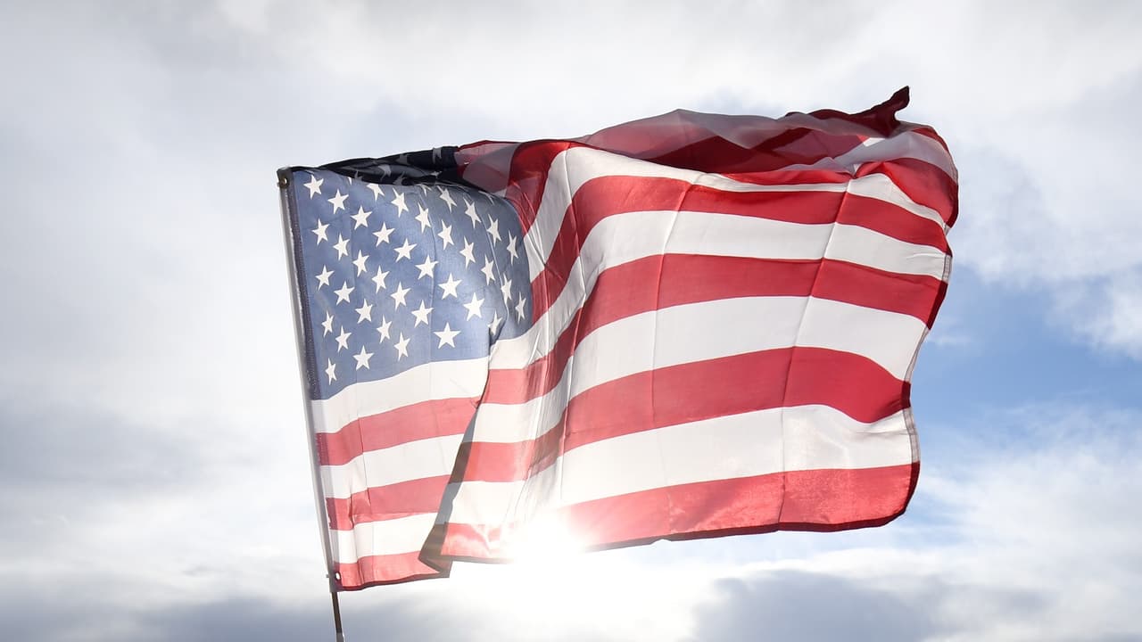 Lápidas de veteranos de Bakersfield fueron develadas el Día de los Veteranos