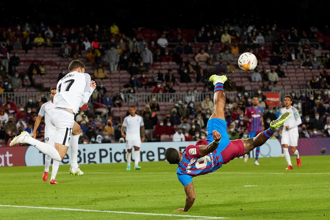 El Barcelona de Koeman perdía por temprana anotación del Granada por parte de Domingos Duarte al minuto 2’. Durante el partido agónico, la escuadra culé logró salvar el empate hasta los 90 minutos gracias al gol de Ronald Araújo, dejando el marcador 1-1 en la J5 de La Liga.