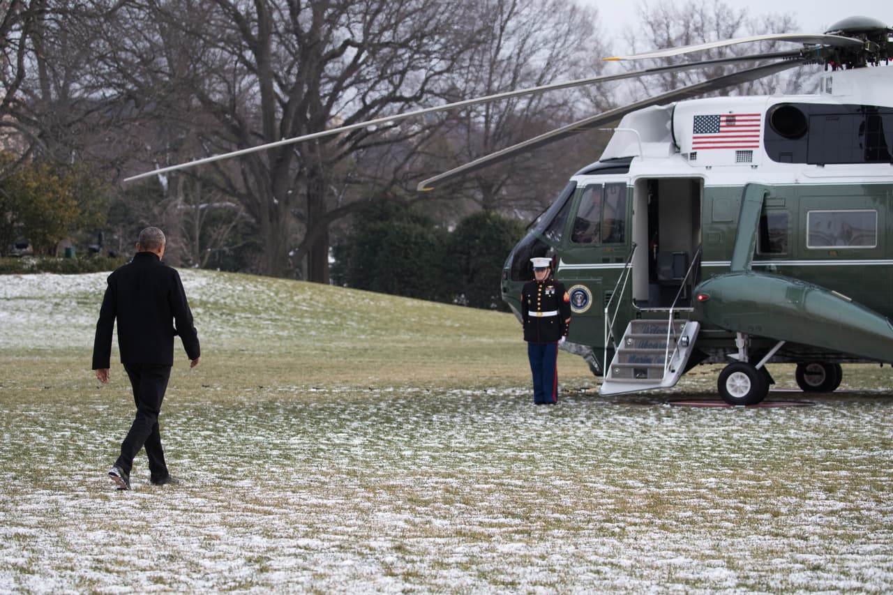 En esta foto se ve al expresidente Barack Obama retirándose del acto de asunción de Donald Trump, en lo que fue su último viaje a bordo del Marine One.