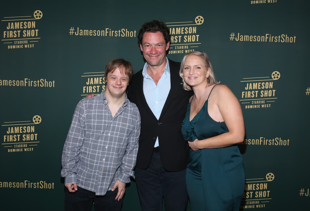 <b>Luke Zimmerman</b> se hizo famoso con su papel en la serie de ABC de 2008
<i><a href="https://es.wikipedia.org/wiki/The_Secret_Life_of_the_American_Teenager" target="_blank">"The Secret Life of the American Teenager"</a></i>. En la foto aparece junto a los actores Dominic West y Alice Cogin en 2017.