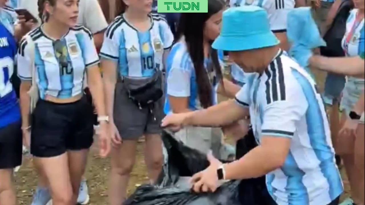 Afición de Argentina destaca por recoger basura en calles de Arlington antes del partido contra Austria