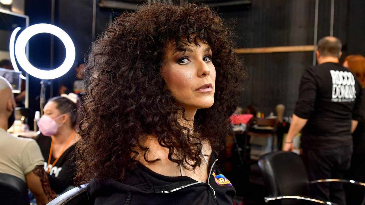 Kika Edgar uso una peluca con grandes crespos para poder igualar el cabello de una de sus amigas, Amanda Miguel.