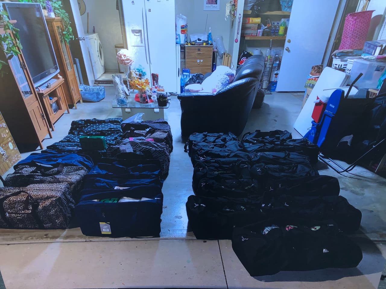 En esa casa del condado de Riverside, en California, agentes antinarcóticos encontraron varias libras de metanfetamina dentro de maletas.