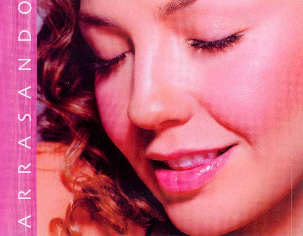 En el interior del disco Arrasando (2000) de Thalía se aprecia una fotografía bastante similar al disco del 2010 de Rihanna, Loud. Foto: EMI