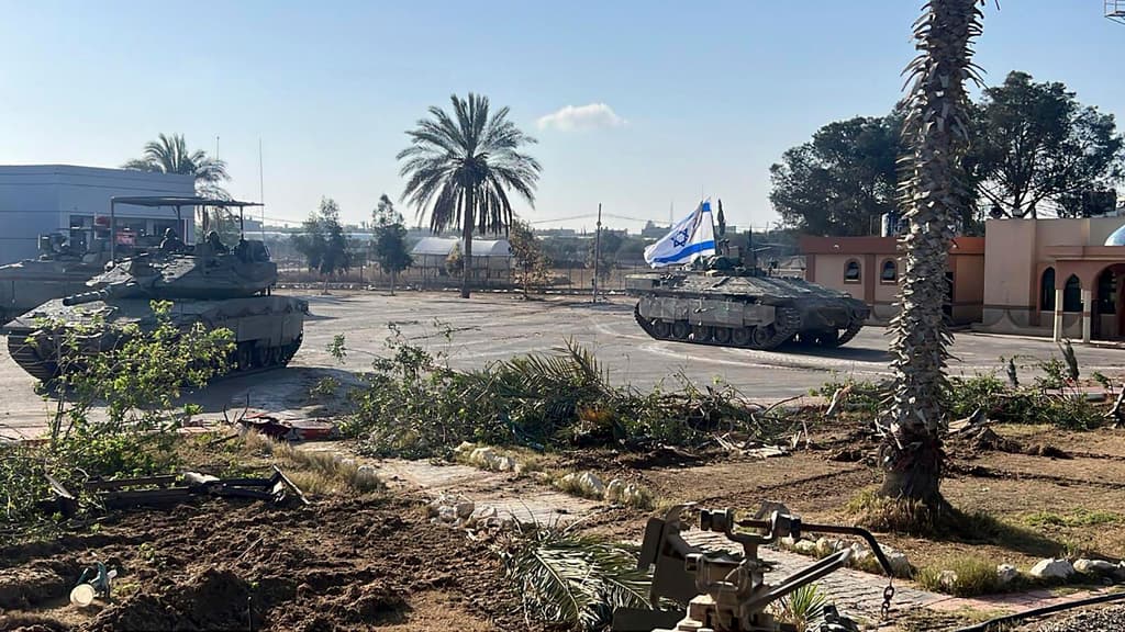 Israel toma el cruce fronterizo de Rafah y lanza ataque contra esa ciudad después de que Hamas anunciara que acepta el alto al fuego