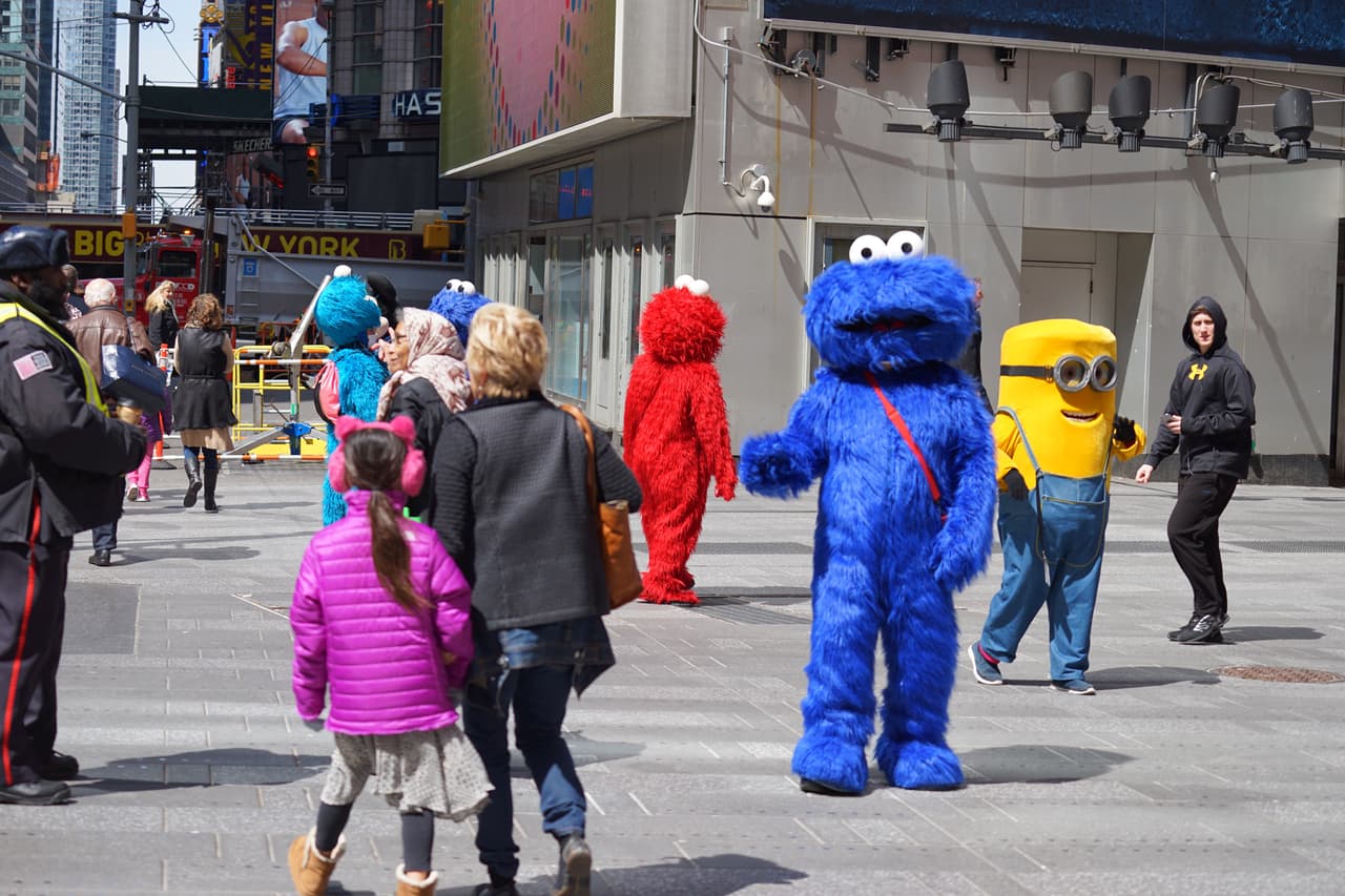Los trabajadores dicen que necesitan caminar para ganar propinas.