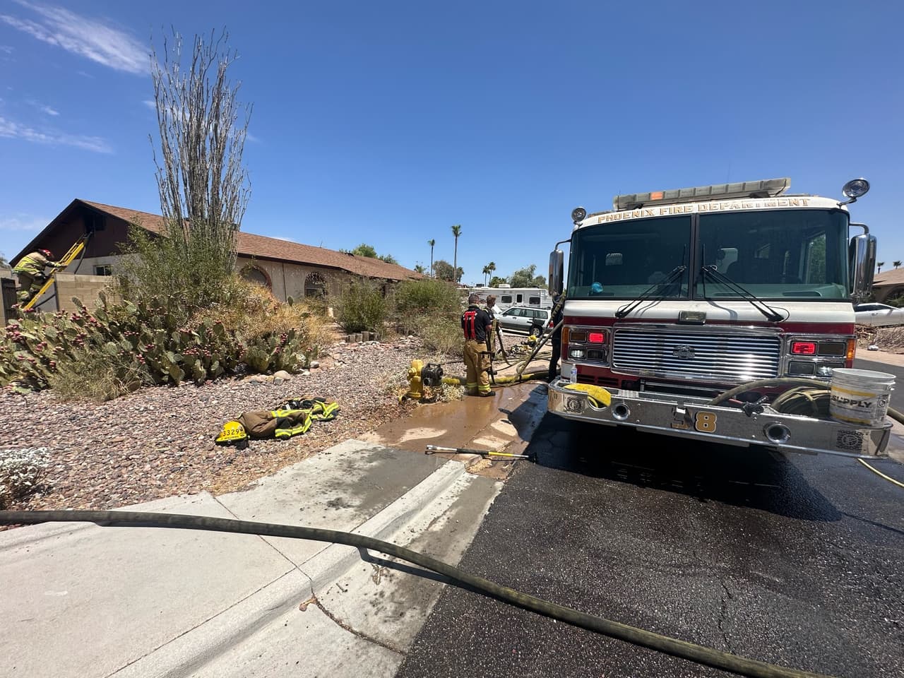 Rescatan a dos personas del interior de una casa en llamas en Phoenix