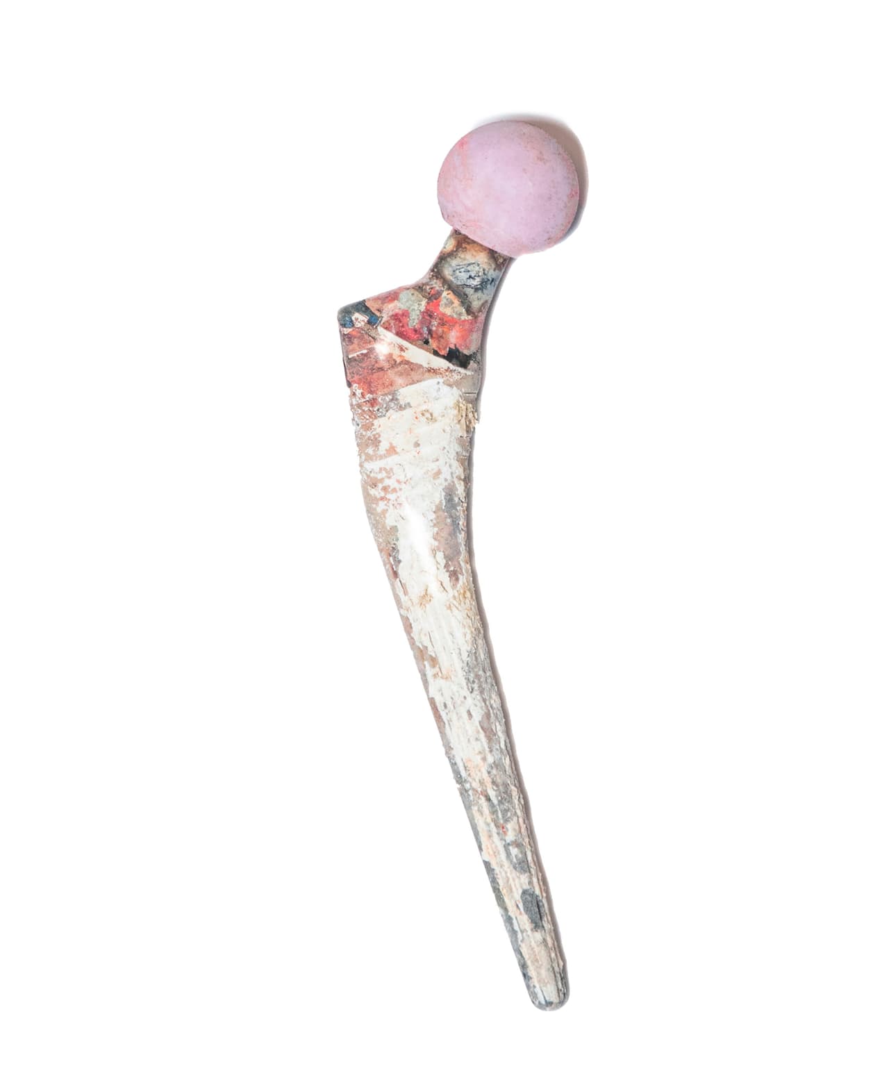 Una prótesis del eje de la cadera. “Pasé semanas en diferentes crematorios en todo el Reino Unido vi todo tipo de artículos pasar por el horno. El elemento más extraño que encontré fue una herramienta que sorprendió incluso al personal del establecimiento. Comencé a imaginar quién podría haber sido esa persona que la llevaba en su cuerpo, tal vez había sido un mecánico”, aseguró Lloyd-Evans.