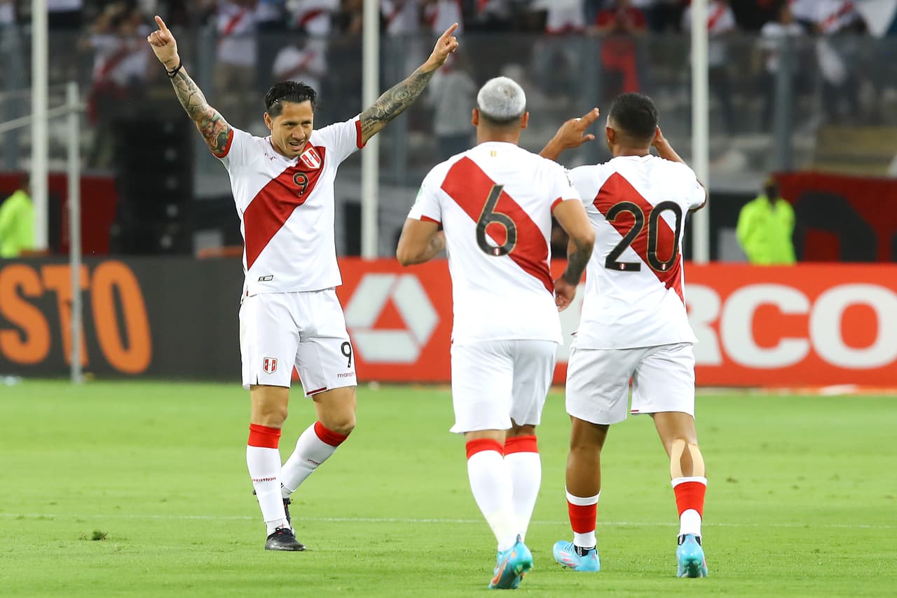 En 5 minutos, el Estadio Nacional explotó en júbilo tras la maravillosa asistencia de tres dedos de Christian Cueva para la definición de Gianluca Lapadula y el 1-0 de Perú.