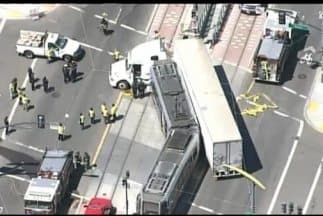 El segundo accidente se registró cuando un tráiler de 18 ruedas chocó contra otra unidad del MUNI entre las calles Tercera e Innes. (Imagen de Twitter)