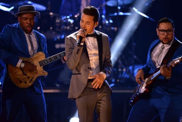 El cantante de origen dominicano decidió usar un traje estilo retro para esta noche tan importante.