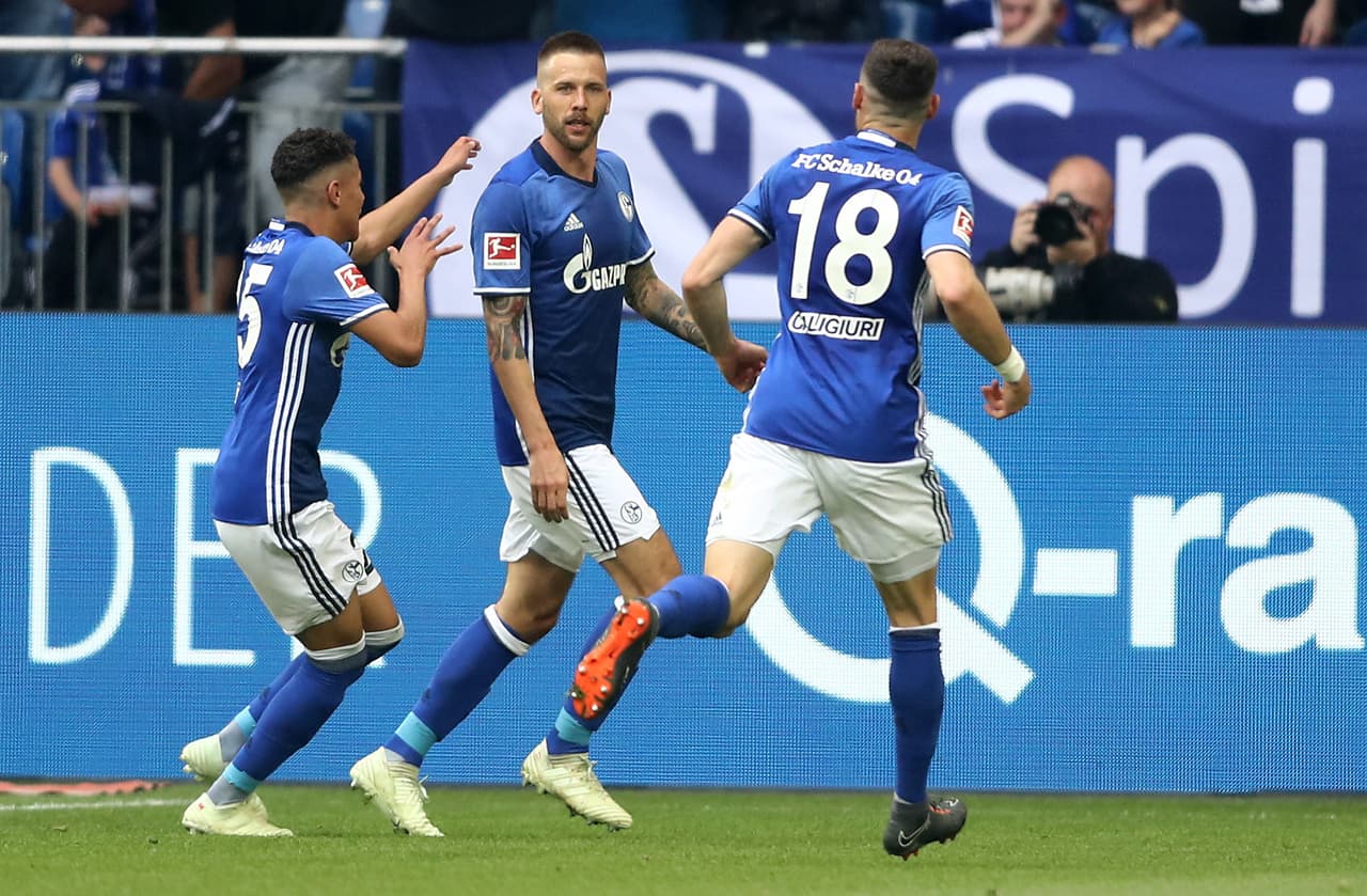 El delantero llegó al área y de cabeza conectó la pelota para vencer al portero del Frankfurt.