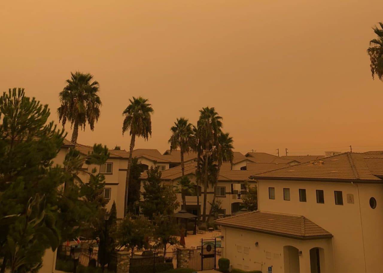 Así luce la ciudad de Modesto, sumida en color sepia.
<b>"Si huele humo o ve cenizas que caen en sus inmediaciones, considere la calidad del aire como "insalubre" </b>han dicho las autoridades del Distrito de Calidad del Aire del Valle de San Joaquín.