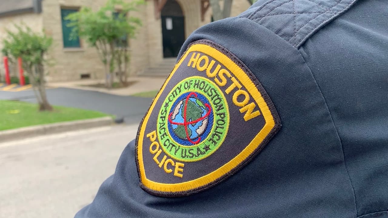 El oficial Robles comentó que en caso de que te encuentres con un oficial verdadero, pero sientes que te trata mal, puedes tomar su información y tienes el derecho de interponer una queja.