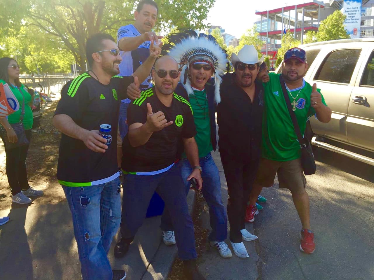 El Bueno, La Mala y El Feo compartiendo con sus oyentes en el ‘Nissan Stadium’.