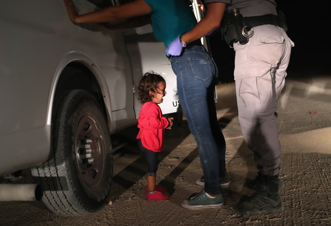 Las fotografías de esta pequeña llorando mientras su madre es revisada por los oficiales se viralizó en los medios de EEUU. Su autor, John Moore, es un fotógrafo estadounidense de la agencia Getty Images que tiene casi 
<a href="https://www.univision.com/personas/donald-trump/john-moore-diez-anos-fotografiando-la-inmigracion-entre-mexico-y-estados-unidos-fotos#7dc6a2ad0000">10 años recorriendo la frontera entre EEUU y México</a> y documentando el paso de inmigrantes y los arrestos de la Patrulla Fronteriza.