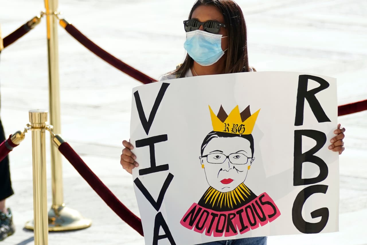 Un reportaje de 
<a href="https://www.bustle.com/rule-breakers/who-coined-notorious-rbg-heres-the-history-of-ruth-bader-ginsburgs-nickname-13163770"><u>Bustle</u></a> citando una entrevista de NBC de 2017, cuenta que la magistrada afirmó que muchas personas preguntaban si se sentía incómoda con la comparación entre ella y el rapero.