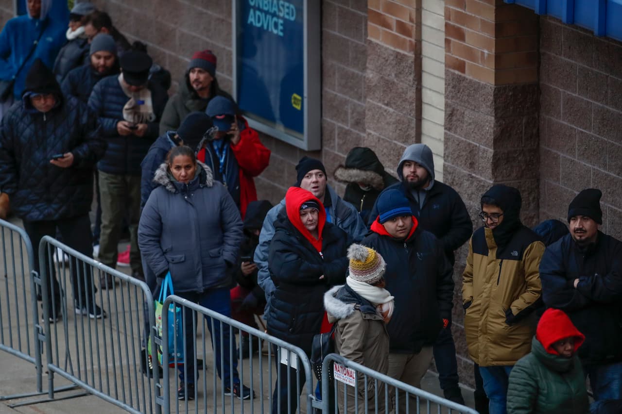 En Chicago, Illinois, compradores se apostaron en las afueras de una tienda Best Buy desde el jueves de Acción de Gracias. Algunas tiendas decidieron abrir un día antes del 'Viernes negro'.