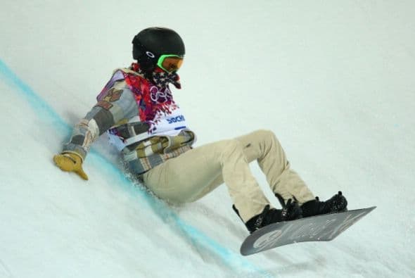 Shaun White de Estados Unidos se estrelló durante su práctica en la prueba de Snowboard Halfpipe.