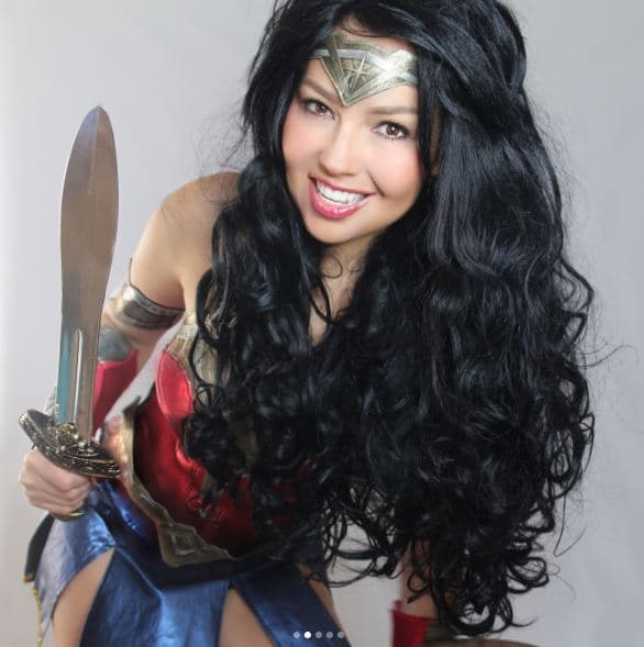 La actriz lució cabellera morena, tal como la de ‘Wonder Woman’.