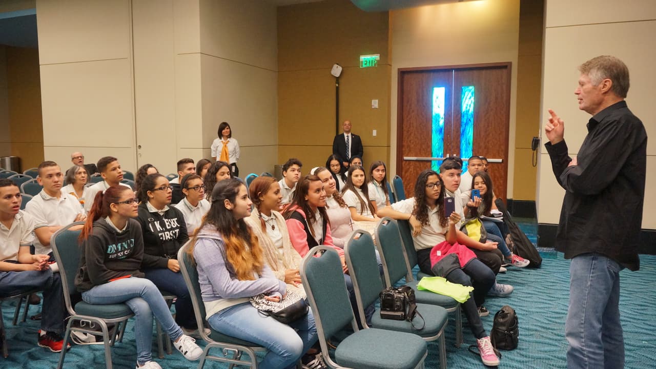 Selfies y muchas preguntas, o lo que pasa cuando estudiantes se reúnen con un Nobel