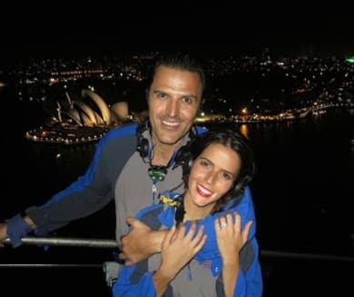 En su paso por Sidney, la pareja vivió una experiencia que puso en riesgo su vida, de acuerdo con lo que declaró la protagonista de 'Simplemente María': "...estábamos hasta arriba, nos tomaron la foto y de la nada una tormenta eléctrica, y el guía preocupadísimo porque jamás les había pasado esto con gente arriba... NADIE quiere estar en un puente de metal con tormenta eléctrica...".