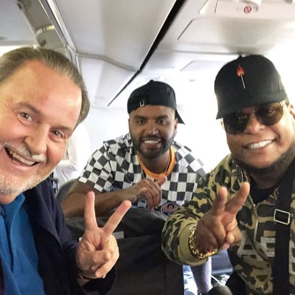 Durante el vuelo hacia la capital de los Estados Unidos se encontró a los reggaetoneros Zion y Lennox.