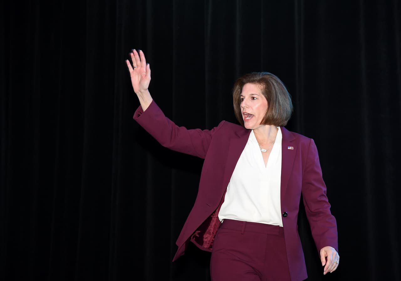 En varios de los eventos de campaña, Cortez Masto fue capaz de demostrar que no hay nada más favorecedor y empoderador que un buen sastre cortado a la medida y de un color interesante. Este sastre borgoña lo lució en Las Vegas, Nevada, durante un concierto pro Hillary Clinton.