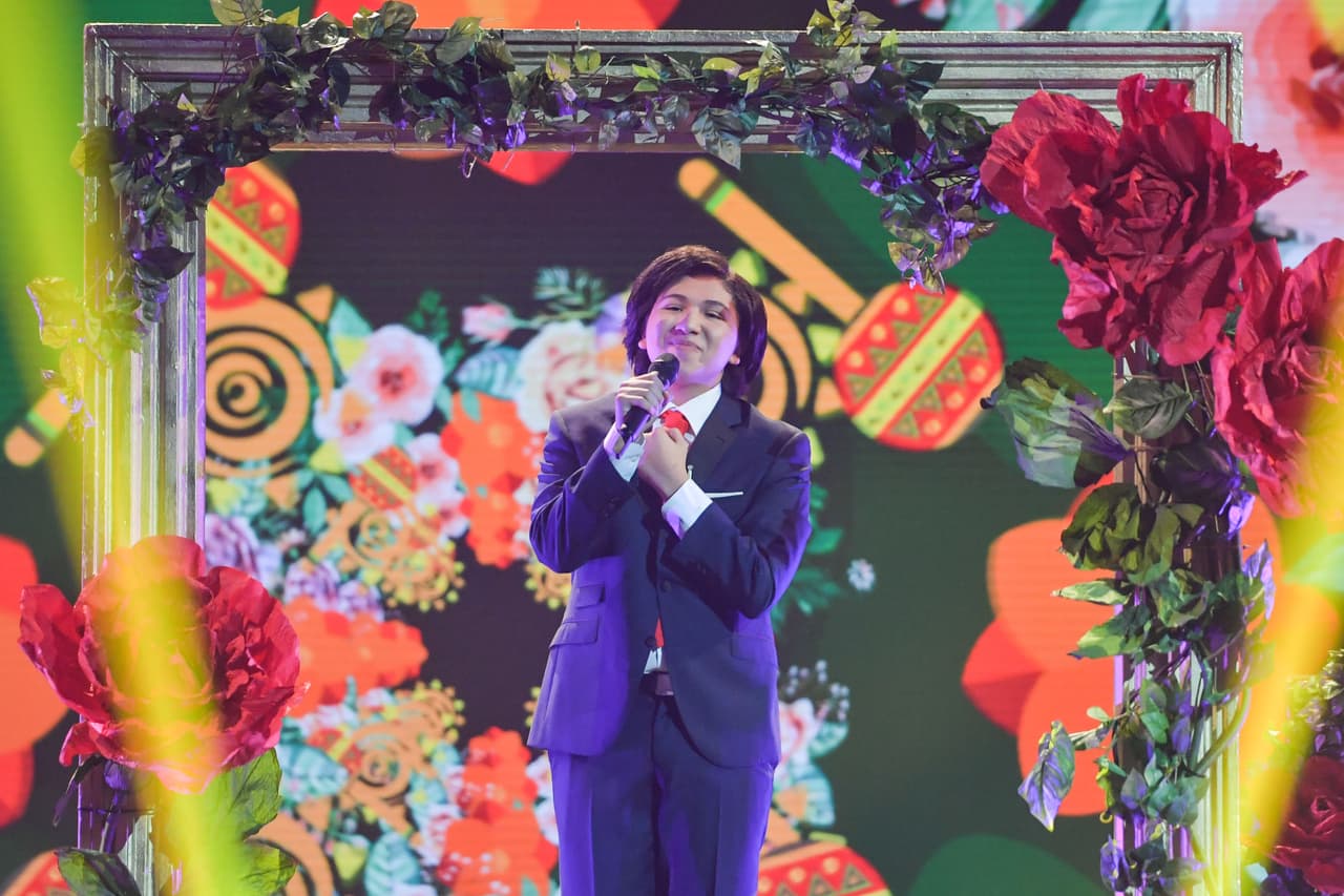 El encargado de abrir la pista fue el niño Anthony González, quien se subió al escenario para cantar el tema 'Un poco loco'.