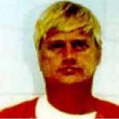 <h3 class="cms-H3-H3">Curtis Lee Brovold</h3>
<br>
<br>Este hombre de 67 años oriundo de Minnesota es acusado de 
<a href="https://www.fbi.gov/wanted/cac/curtis-lee-brovold" target="_blank">mantener relaciones sexuales con una niña de 14 años</a> a quien conoció en Internet en febrero de 2000. 
<br>
<br>Luego de mantener conversaciones con la menor durante ese periodo, Brovold voló a Moorhead, Minnesota, conoció a la víctima y participó en actos sexuales con ella en un hotel local. 
<br>
<br>En julio de 2000 fue arrestado y después puesto en libertad bajo fianza. Dos meses después el fugitivo no se presentó a una audiencia de la corte y se emitió una orden de arresto estatal, para después ser acusado de fuga ilegal para evitar el enjuiciamiento
<br>
<br>La agencia cree que Brovold pudo haber viajado a México, aunque mantiene vínculos con Granite Falls y Wood Lake, Minnesota; Colorado Springs, Colorado; y Georgia. Además, el FBI asegura que pasa mucho tiempo en las computadoras de diversos café internet para establecer conversaciones sexualmente explícitas. 
<br>
<br>