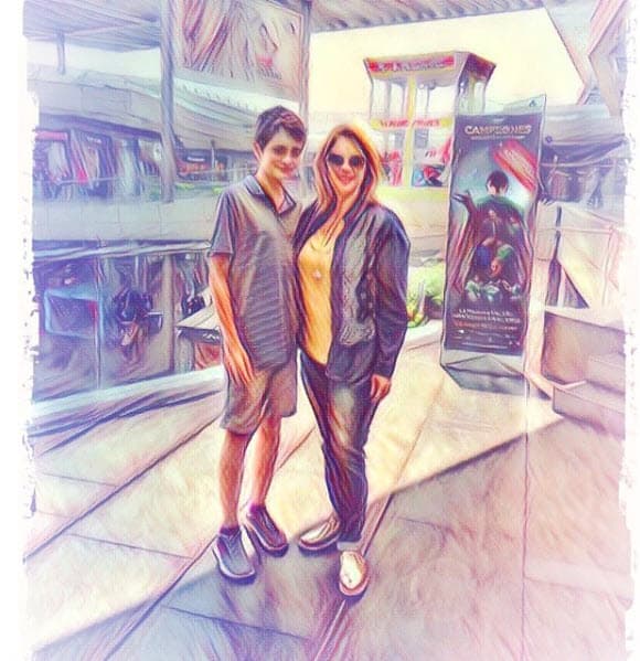 Nicolás cumplió 13 años el pasado 2 de febrero, ya es un adolescente y sobrepasó la altura de su madre, como se puede apreciar en esta imagen.