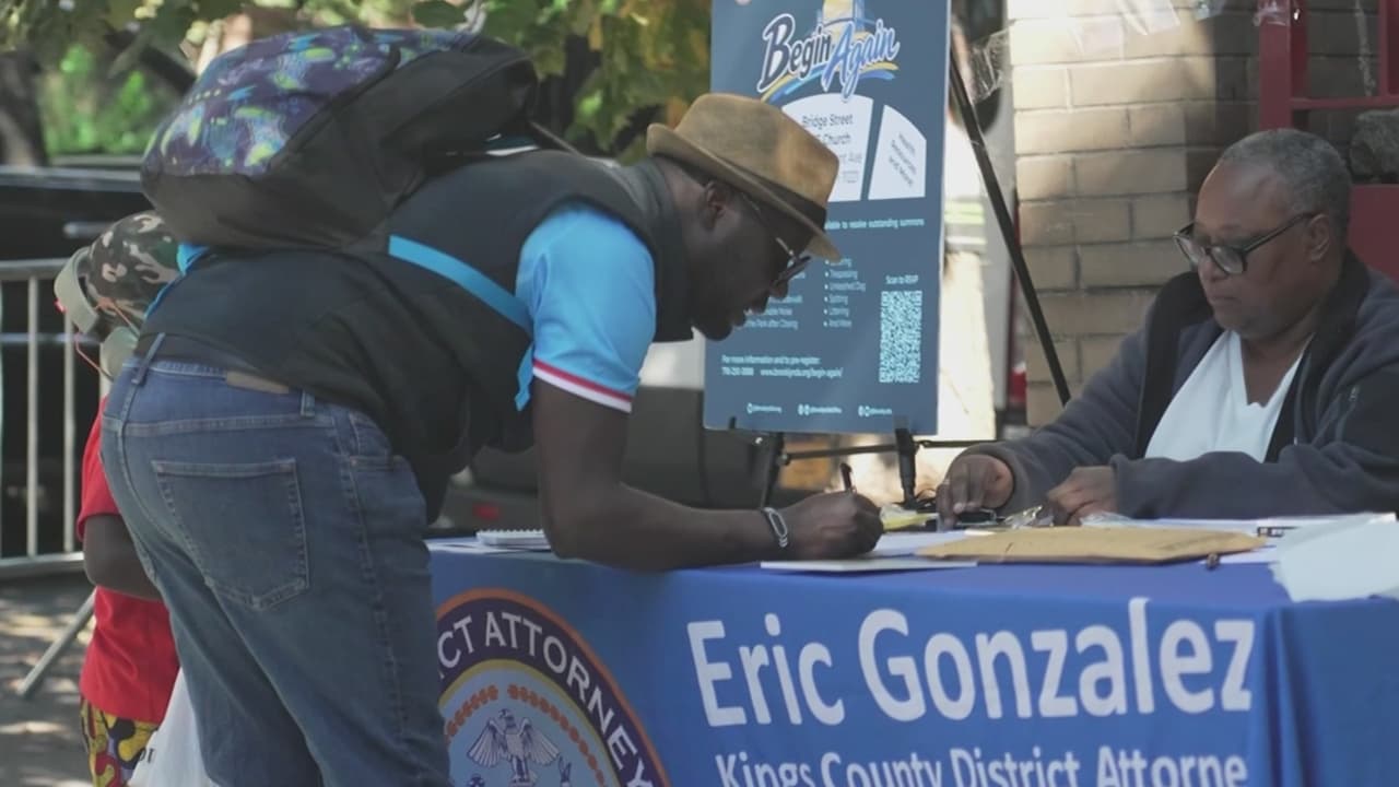 Iniciativa en una iglesia de Brooklyn permite a inmigrantes resolver multas y evitar riesgos migratorios