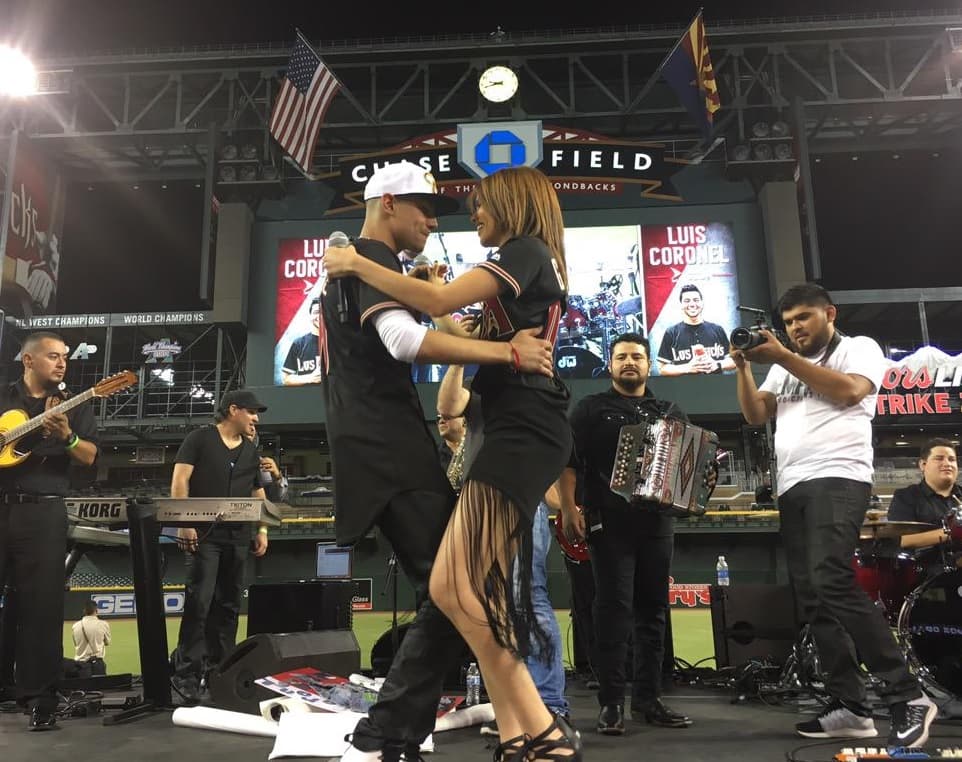 Y qué mejor que compartir esta grata experiencia con alguien de su edad, como Leslie Grace, a quien tomó por la cintura y se puso a bailar.