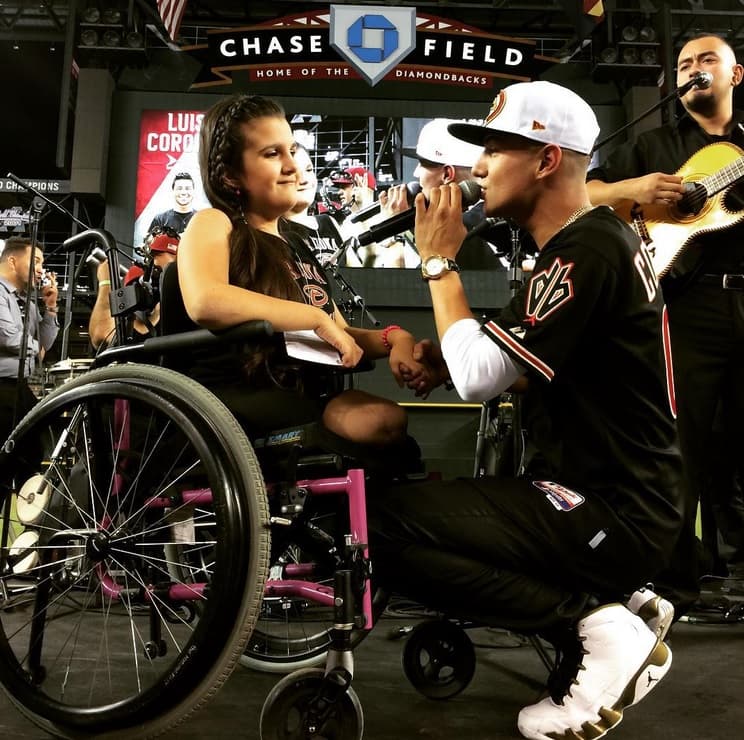 Mientras cumplía su sueño, Coronel también hizo realidad el sueño de una pequeña fan.