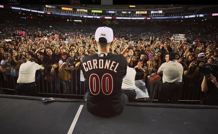 El cantante es fanático de los Arizona Diamondbacks y para él era un sueño poder estar ahí, haciendo lo que más le gusta.