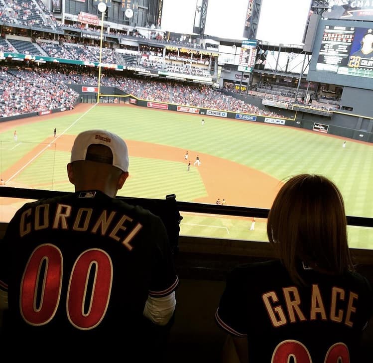 Leslie y Luis ya hasta fueron a un partido de béisbol de los Arizona Diamondbacks y se nota que les encantó la experiencia.