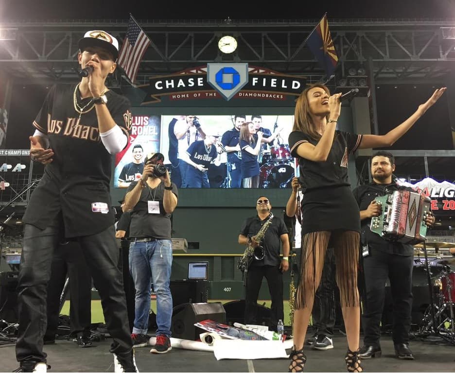 Además, Leslie acompañó a Luis en el concierto que ofreció después del juego.