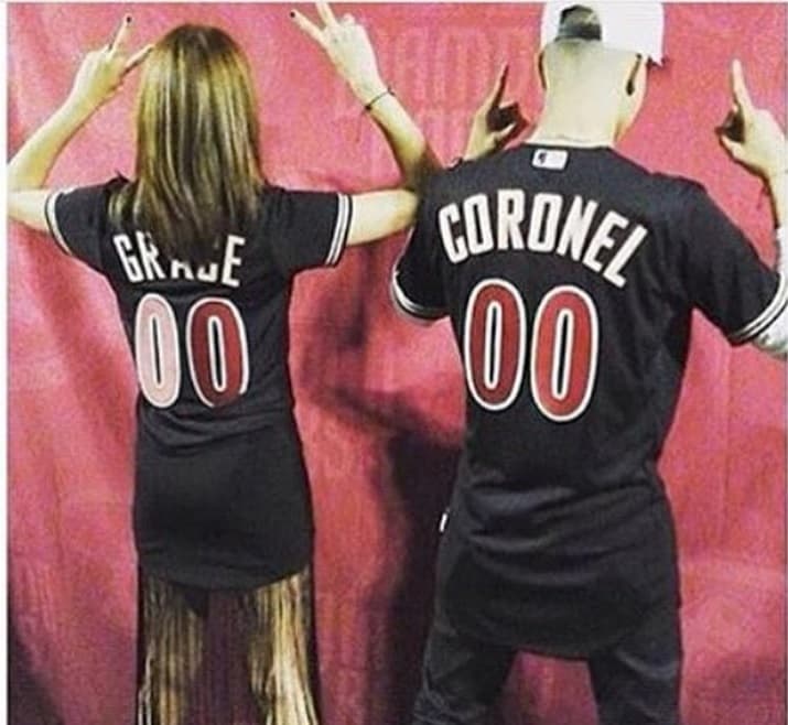 Leslie y Luis han hecho tan buena mancuerna que hasta debajo del escenario se divierten juntos.