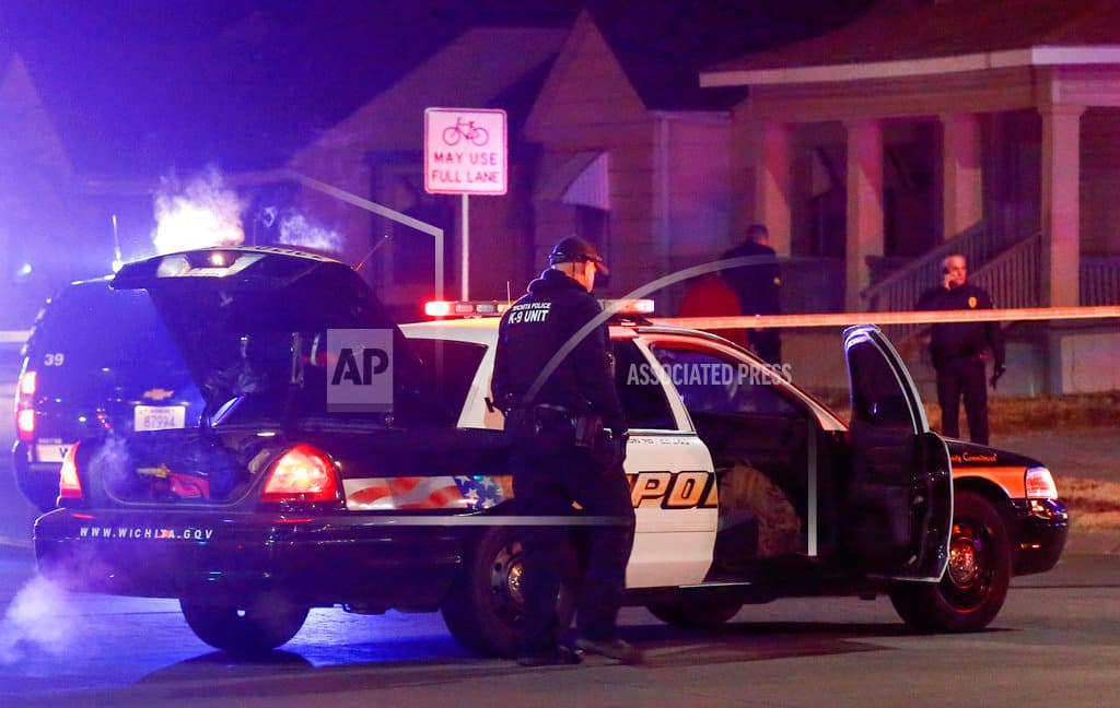 La policía de Wichita llegó a la vivienda del bromista, preparada para confrontar una situación de rehenes.