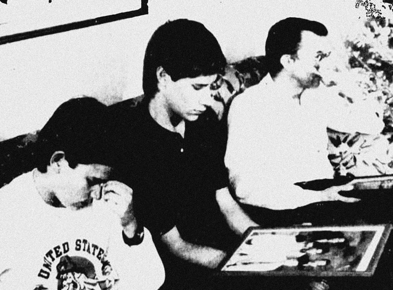 El padre y los hermanos del teniente Robert Paz no encuentren consuelo ante la tragedia de su muerte en este foto tomado en su momento en Bogotá.