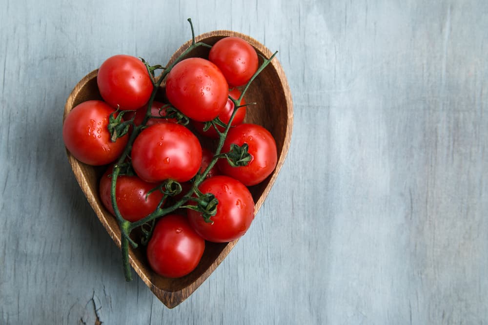 En realidad el tomate es una fuente bastante valiosa de minerales y vitaminas, particularmente la A y la C. Fuera de la comida, tiene importantes beneficios para neustra salud, pues tiene propiedades desinfectantes y antiescorbúticas, entre muchas otras.