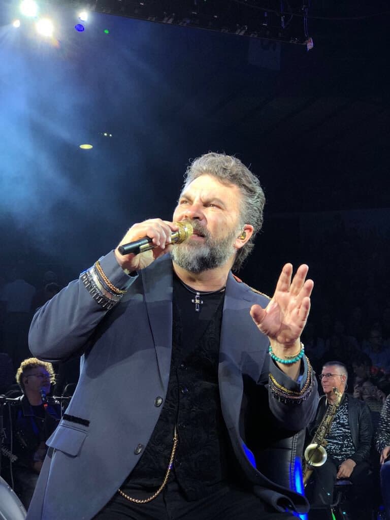 "La verdad canta muy bonito, pero
<b>en ningún momento es un tema de que es un lanzamiento musical de ella</b> o la estoy presentando para el público, es un regalo de ella hacia mí, ella sigue feliz en su escuela. Es muy musical, pero ya que crezca decidirá por dónde irse", reveló al diario mexicano.